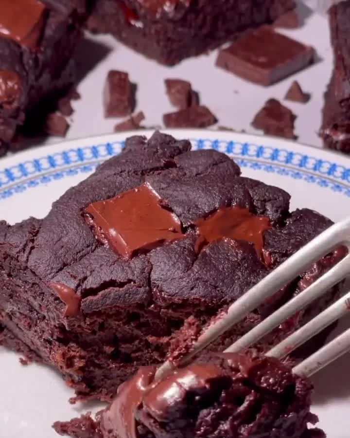 Bolinho de chocolate com pedaços de chocolate sobre louça azul e branca