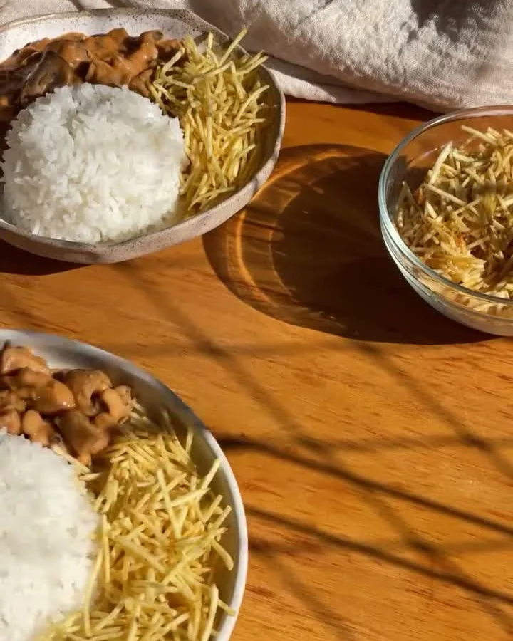 Estrogonofe de feijão fradinho servido com arroz e batata palha