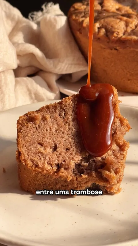 Bolo de maçã e caramelo salgado, receita de Mica Charlone